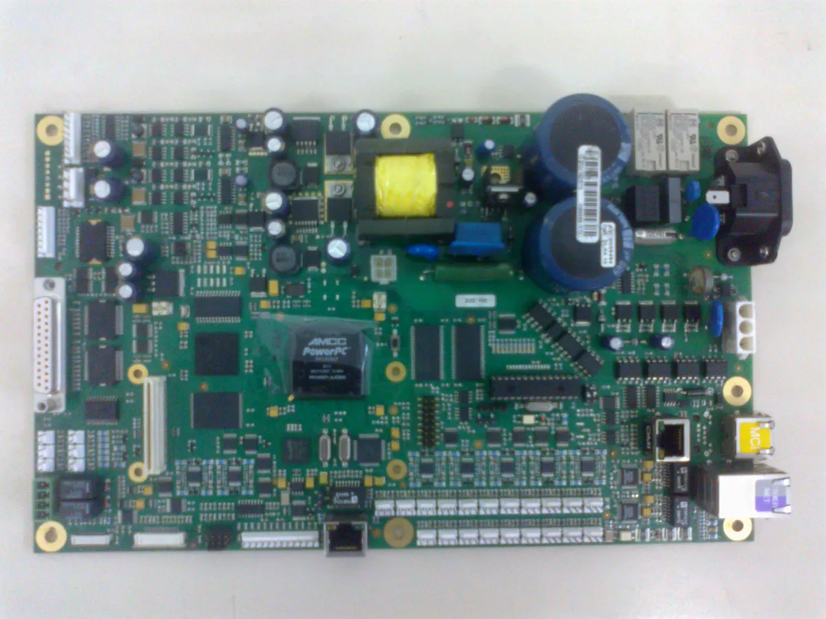 Circuito eletrônico industrial em bancada técnica
